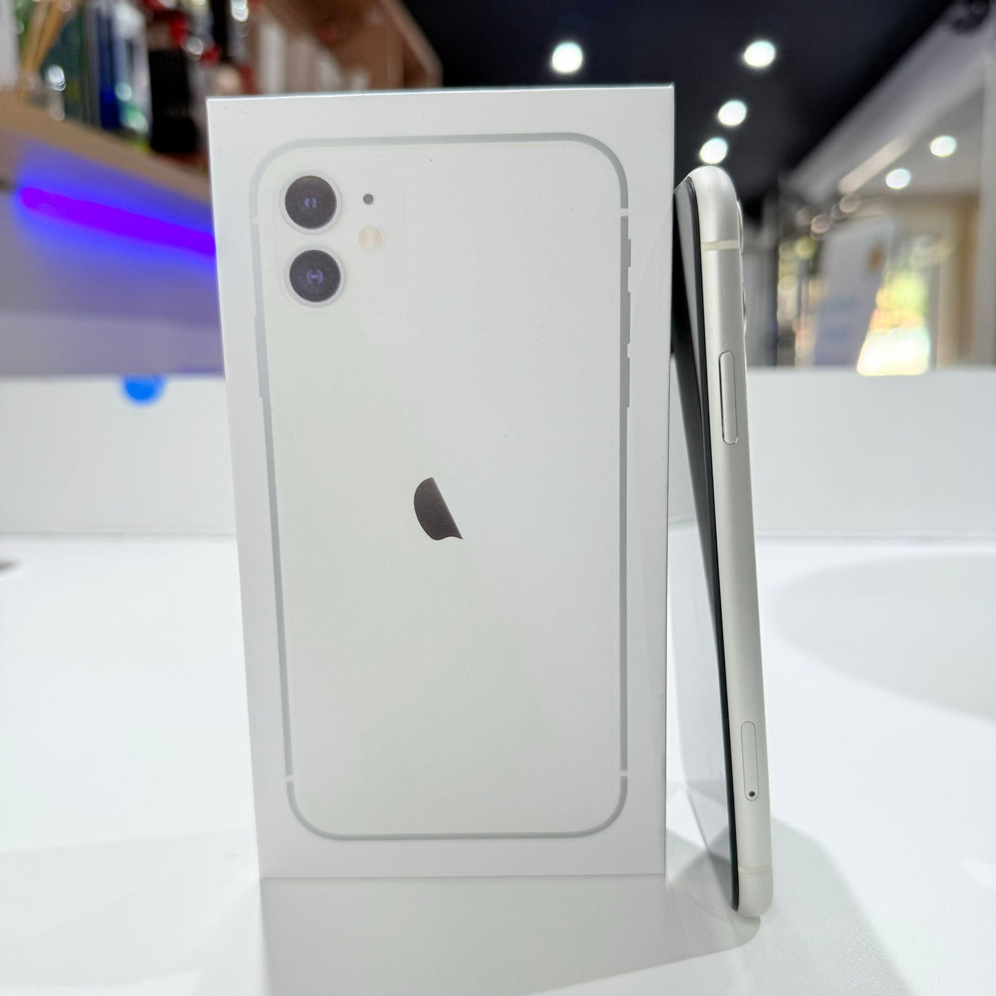 Used iPhone 11  White - 64GB