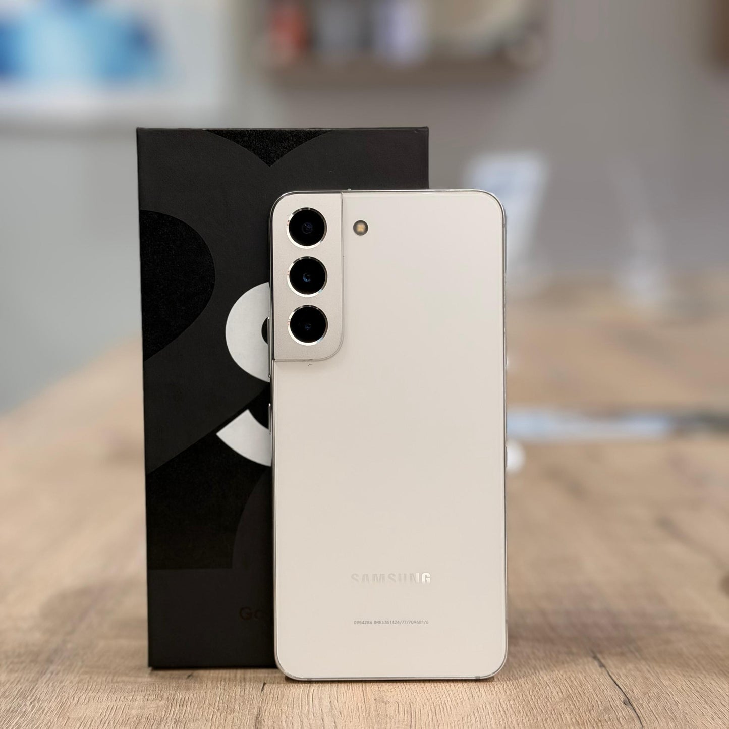 Used Samsung S22 - 256GB/ Phantom White