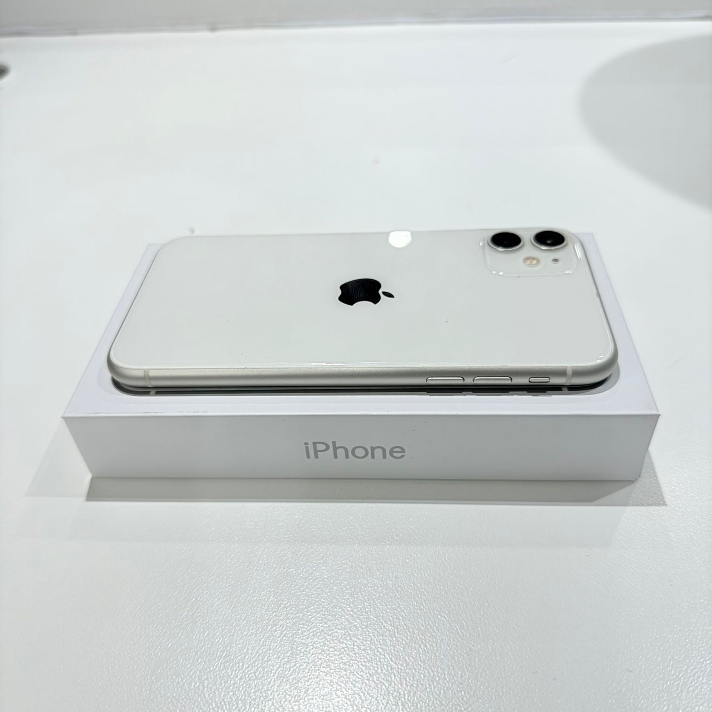 Used iPhone 11  White - 64GB
