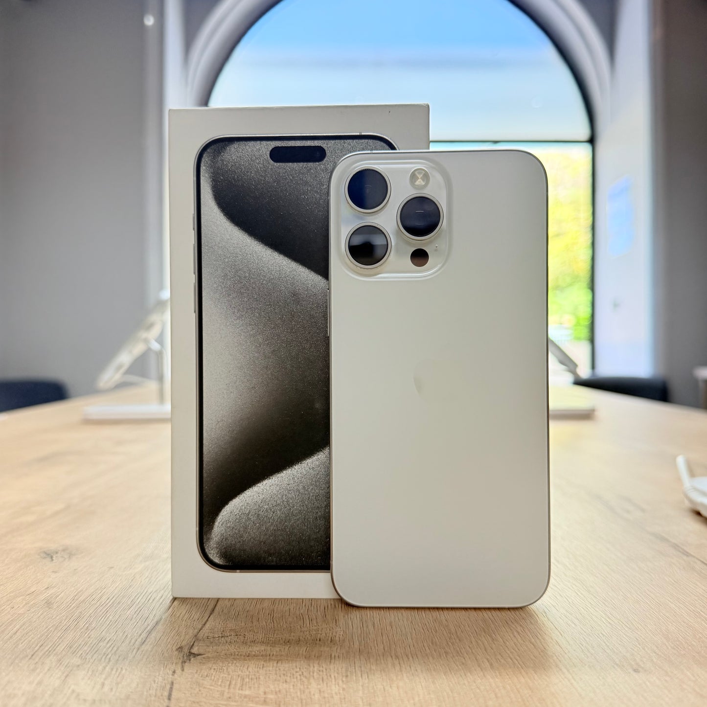 Used iPhone 15 Pro  Max 256GB - White Titanium/BH 87%